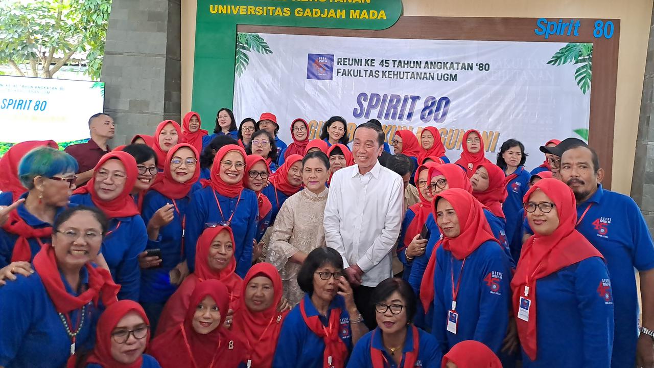 Jokowi Curhat Ijazah di Acara Temu Alumni FK UGM, Pamer Lulus Semua Mata Kuliah Sampai Panggil Temannya yang Selalu Mengulang