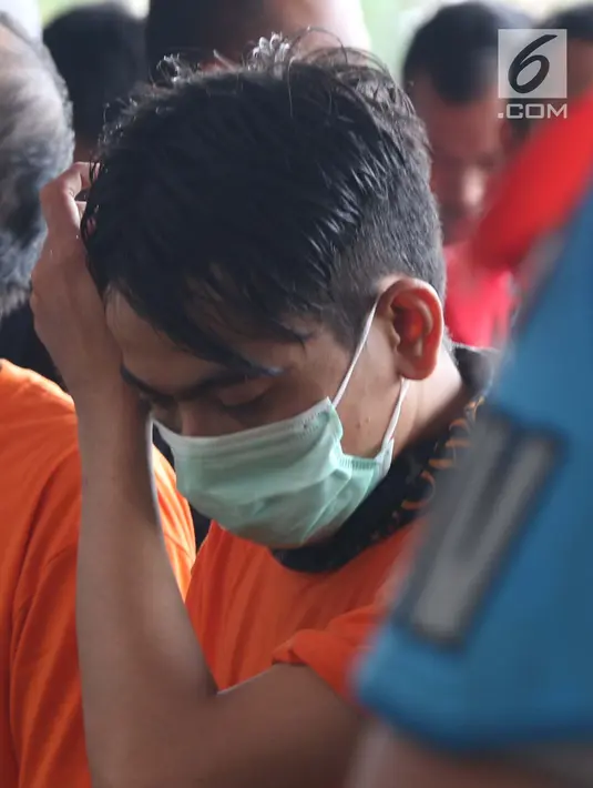 Januarisman Runtuwene saat rilis penyalahgunaan narkoba di Mapolres Pelabuhan Tanjung Priok, Jakarta, Rabu (16/1). JR ditetapkan sebagai tersangka setelah ditangkap  saat mengkonsumsi narkoba di sebuah apartemen. (Liputan6.com/Helmi Fithriansyah)
