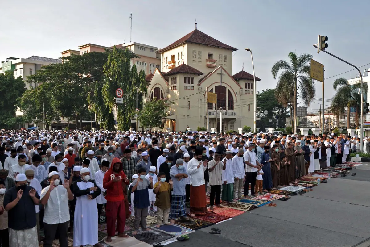 Khusyuk Sholat Idul Fitri di Jatinegara