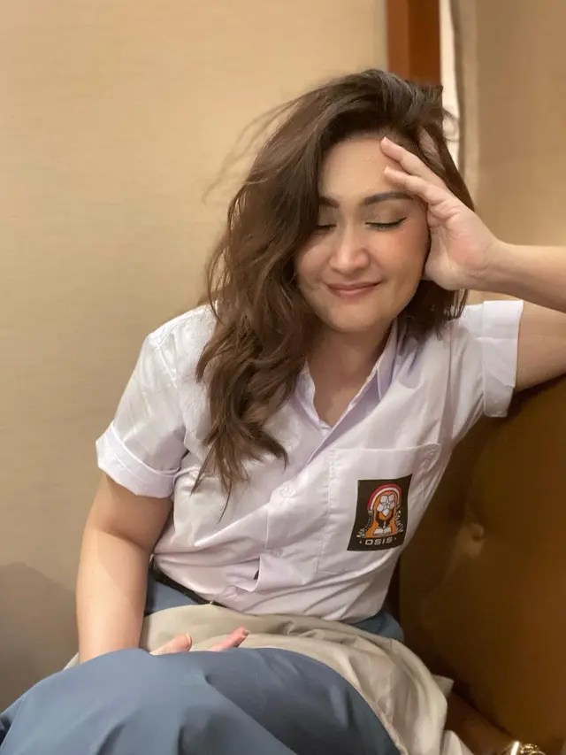 Sederet artis tanah air pakai seragam SMA di pesta ulang tahun Ussy Sulistiawaty ke-41 (Foto: Instagram @nafaurbach)