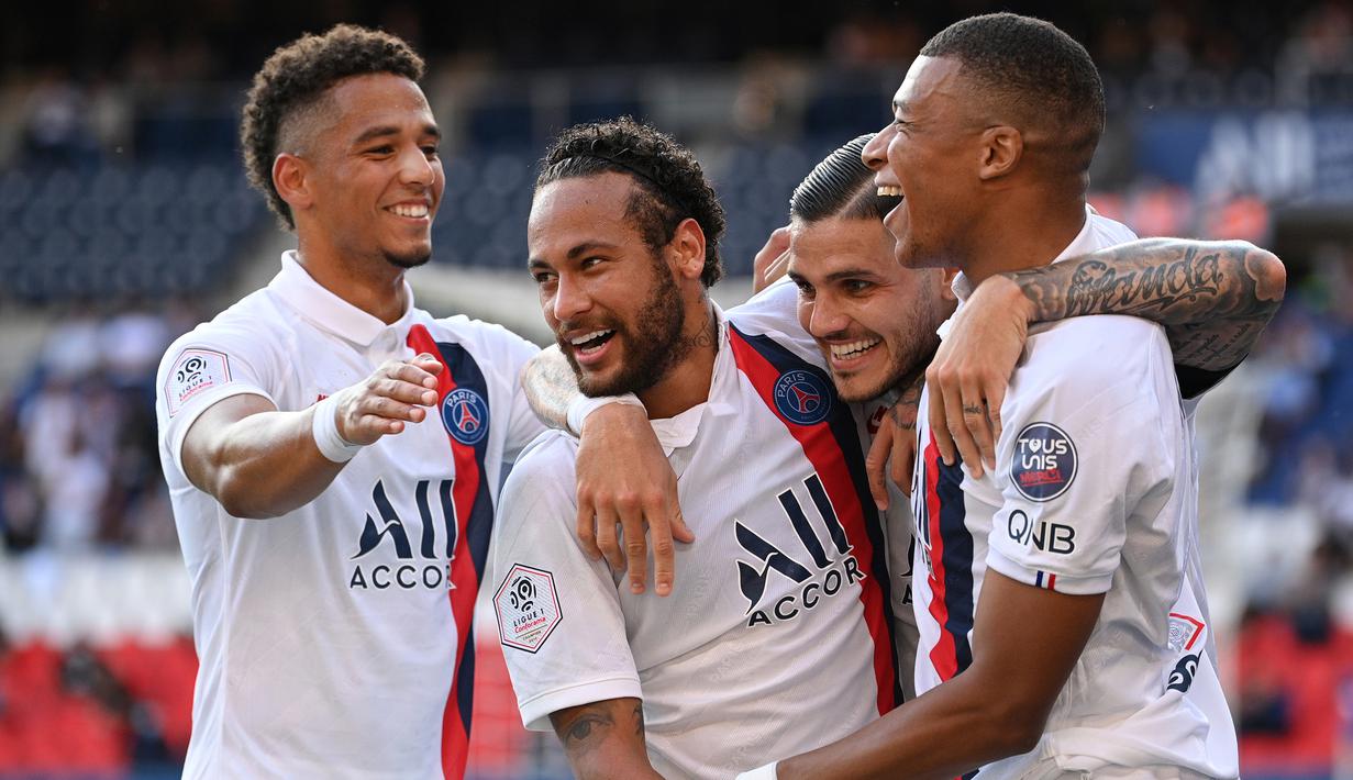 Penyerang PSG, Neymar, Kylian Mbappe dan Mauro Icardi, merayakan kemenangan atas Waasland-Beveren pada laga uji coba di Parc des Princes Stadium, Sabtu (18/7/2020) dini hari WIB. PSG menang telak 7-0 atas Waasland-Beveren. (AFP/Anne-Christine Poujoulat)