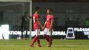 M.Arfan (kanan) melakukan komunikasi dengan rekannya Saddil Ramdani saat melawan Suriah U-23 pada laga persahabatan di Stadion Wibawa Mukti, Bekasi, Rabu (16/11/2017). Indonesia kalah 2-3. (Bola.com/NIcklas Hanoatubun)