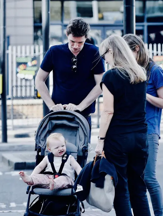 Eddie dan Hannah sendiri pertama kali melahirkan anak perempuan bernama Iris Mary Redmayne. (pinterest.com)