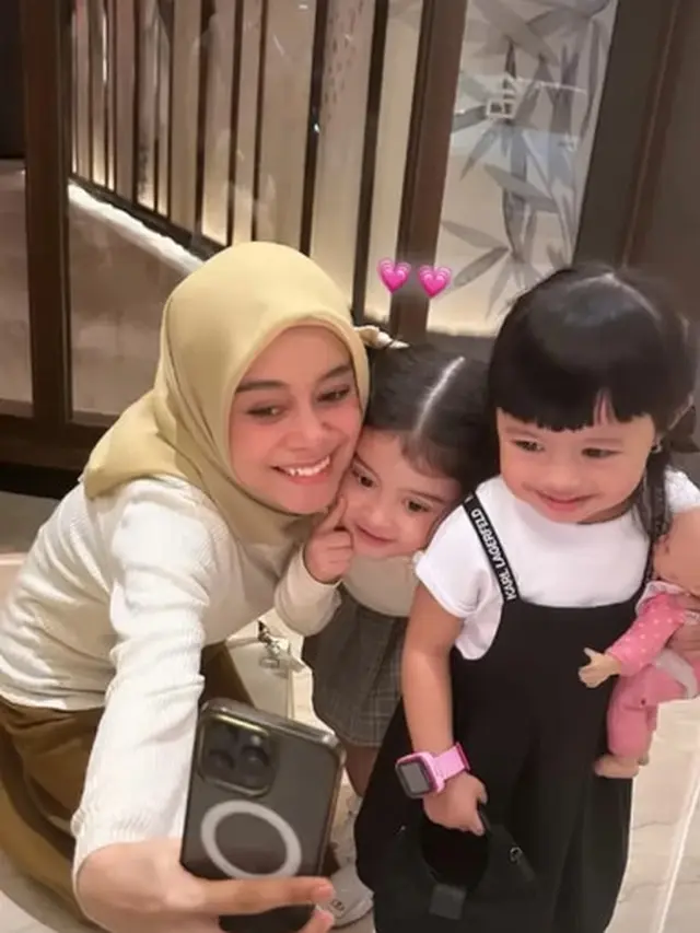 Adu Gaya Menggemaskan Ameena Atta dan Guzel yang Jadi Member Cilik Baru di Arisan Geng Mamayu