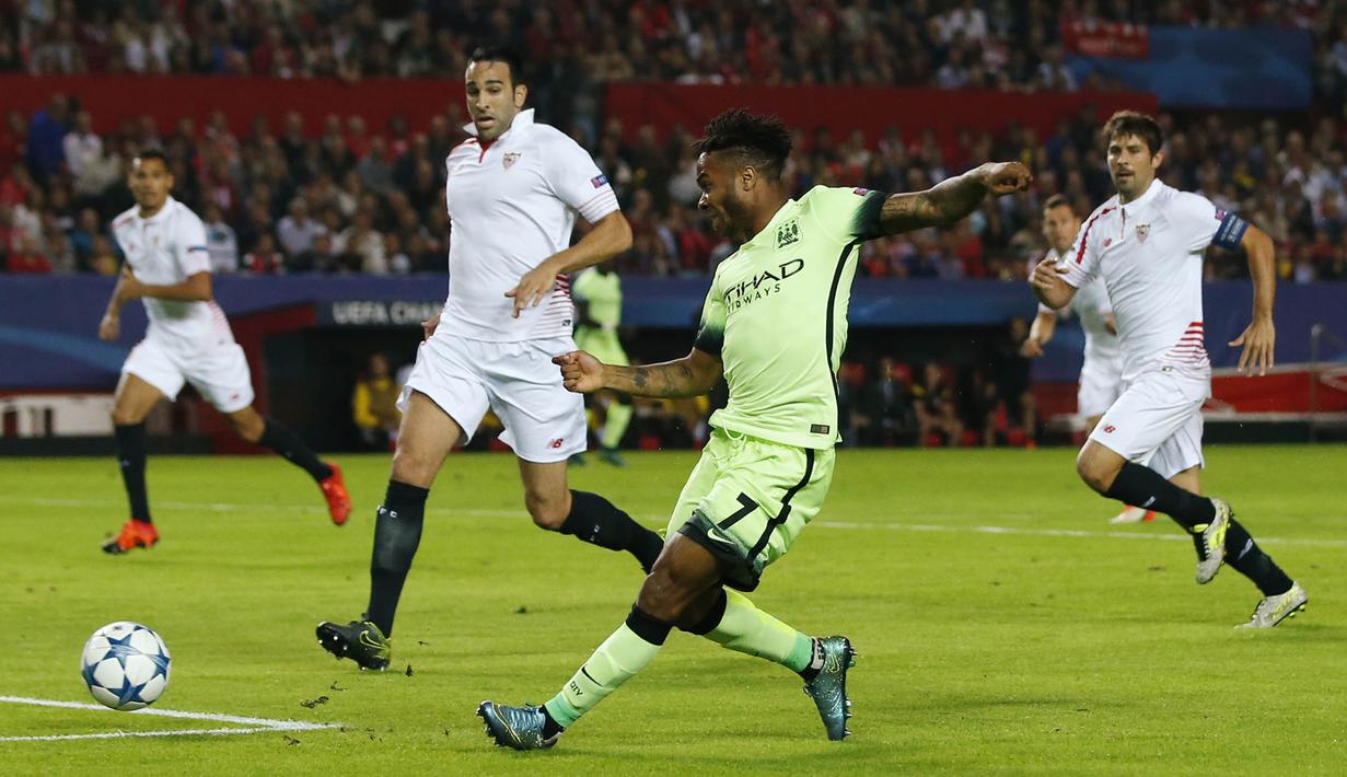 Pemain Manchester City, Raheem Sterling berusaha mencetak gol ke gawang Sevilla pada laga Liga Champions di Stadion Sanchez Pizjuan, Spanyol, Selasa (3/11/2015). (Action Images via Reuters/Andrew Boyers)