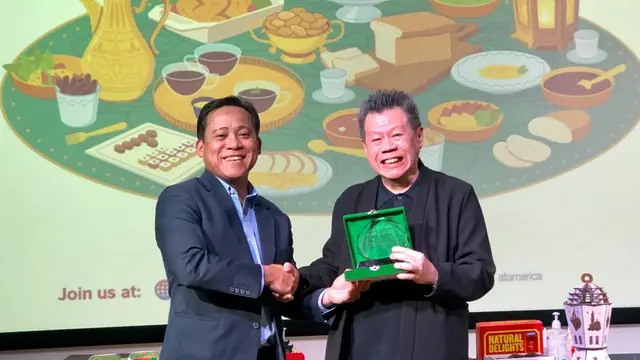 Kafi Kurniawan, representatif dari PEKA Consult Inc, diberikan penghargaan.