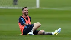Pemain Argentina Lionel Messi saat menjalani sesi latihan tim sebelum pertandingan sepak bola Kualifikasi Piala Dunia 2026 melawan Paraguay di Buenos Aires, Argentina, 10 Oktober 2023. Selama menjalani latihan, Lionel Messi tampak melepaskan tawa dan bercanda dengan rekan rekannya. (AP Photo/Gustavo Garello)