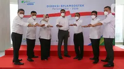 Jajaran Direksi BP Jamsostek saat perkenalan direksi periode 2021-2026 di Plaza BP Jamsostek, Jakarta, Selasa (23/02/2021). Direksi periode 2021-2026 berharap mampu mewujudkan visi dan misi dalam mengelola dana pekerja dan memberikan pelayanan terbaik yang optimal. (Liputan6.com/Fery Pradolo)