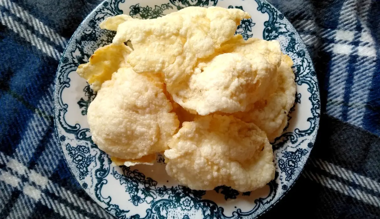 Emping melinjo biasanya menjadi pelengkap Gado—Gado, rasanya khas sedikit pahit. Namun sensasi kriuk dan gurihnya dijamin nagih. (shutterstock/PurMoon)