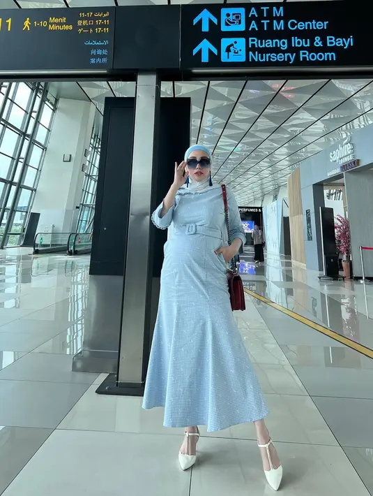 Dengan baby bump yang makin nampak, Bella tetap jaga penampilan dan cara berbusana. [Instagram @bellashofie_rigan]