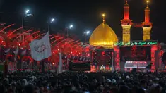 Umat ​​Muslim Syiah berdoa di luar tempat suci Imam Hussein (latar belakang) saat peringatan bulan Muharram di Karbala, Irak, Kamis (19/8/2021). Muharram adalah bulan berkabung bagi kaum Syiah untuk memperingati kematian cucu Nabi Muhammad, Imam Hussein. (AP Photo/Anmar Khalil)