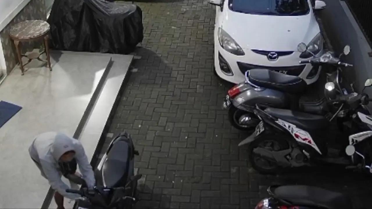 Sebuah kasus pencurian sepeda motor terjadi pada Rabu pagi, 21 Mei 2025, di Jalan lucky garden Permata Pamulang, Kota Tangerang Selatan (Istimewa)