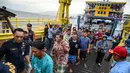 Sebelumnya, pihak berwenang mengatakan terdapat 29 orang yang selamat dan telah dievakuasi dari lokasi tenggelamnya KMP Tunu Pratama Jaya di perairan selat Bali. (Photo by AFP)