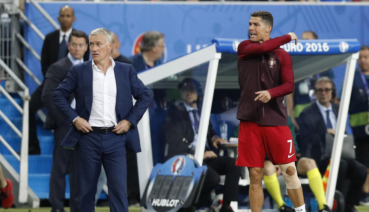 Gaya Cristiano Ronaldo saat berada dipinggir lapangan bersama pelatih Prancis, Didier Deschamps pada Final Piala Eropa 2016 di Stade de France, Saint-Denis, Paris,(11/7/2016) dini hari WIB. (REUTERS/Darren Staples)
