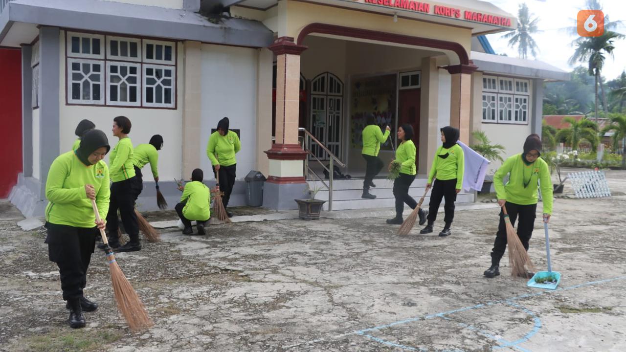 Polwan di Sulteng membersihkan rumah ibadah jelang HUT Polwan