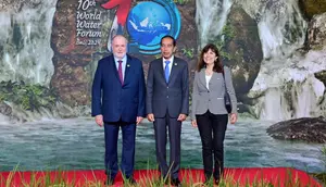 Presiden Joko Widodo menyambut kedatangan Presiden World Water Council Loic Fauchon beserta delegasi lainnya pada KTT World Water Forum ke-10, Badung, Bali, Senin (20/5)/Presidenri.go.id-BPMI Setpres/Muchlis Jr.