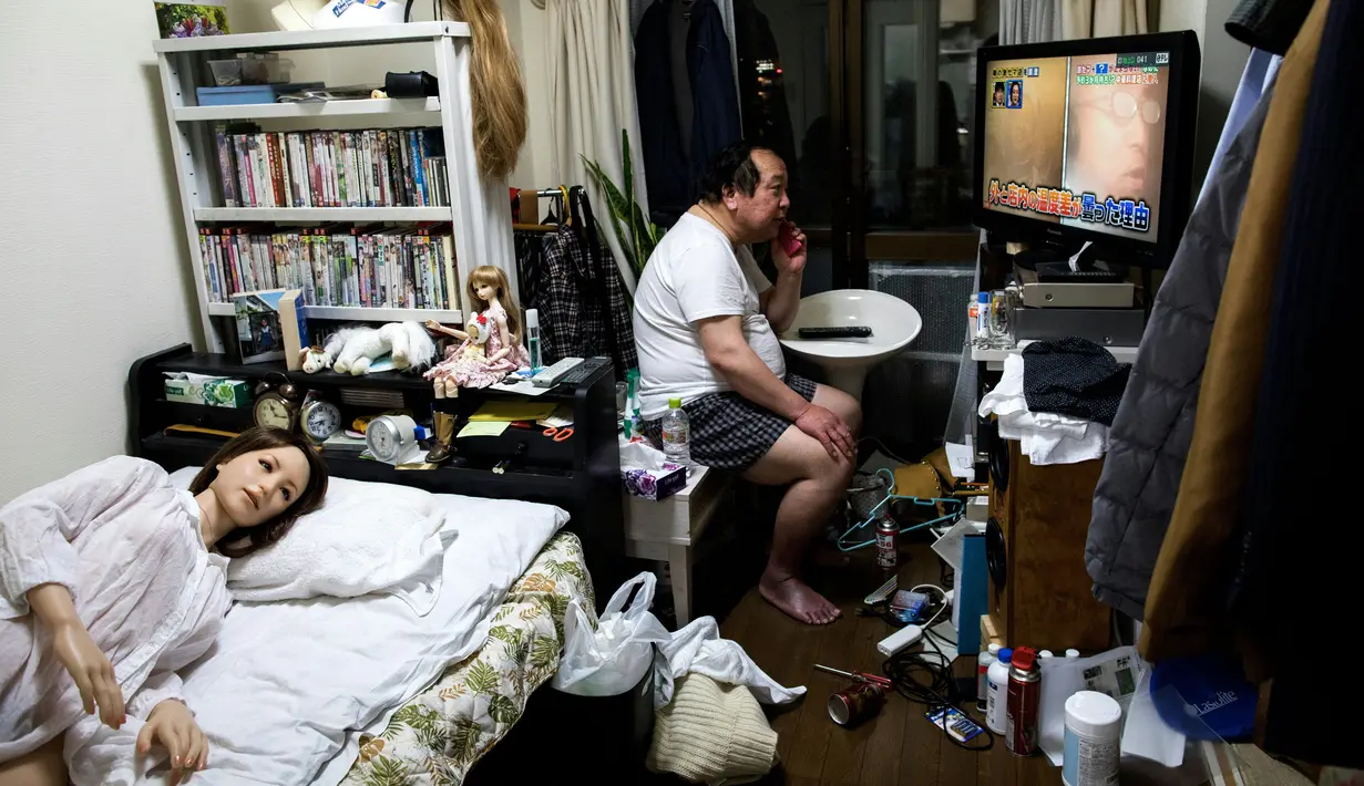 Senji dan Saori saat berada di apartemen miliknya, Jepang (April 2017). Setiap tahunnya, sekitar 2.000 boneka seks laris terjual di Jepang dengan kisaran harga Rp 70 juta per buah. (AFP Photo/ Behrouz MEHRI)