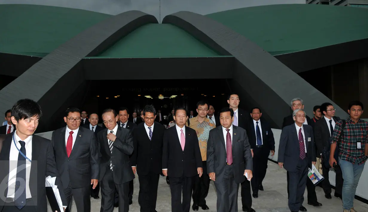Ketua DPR, Setya Novanto menerima kunjungan Ketua Liga Parlemen Jepang-Indonesia Toshihory Nikai di Gedung DPR RI, Jakarta, Selasa (24/11/2015). Dalam kesempatannya, Toshihory melihat-lihat sejumlah tempat rapat anggota dewan. (Liputan6.com/Johan Tallo)