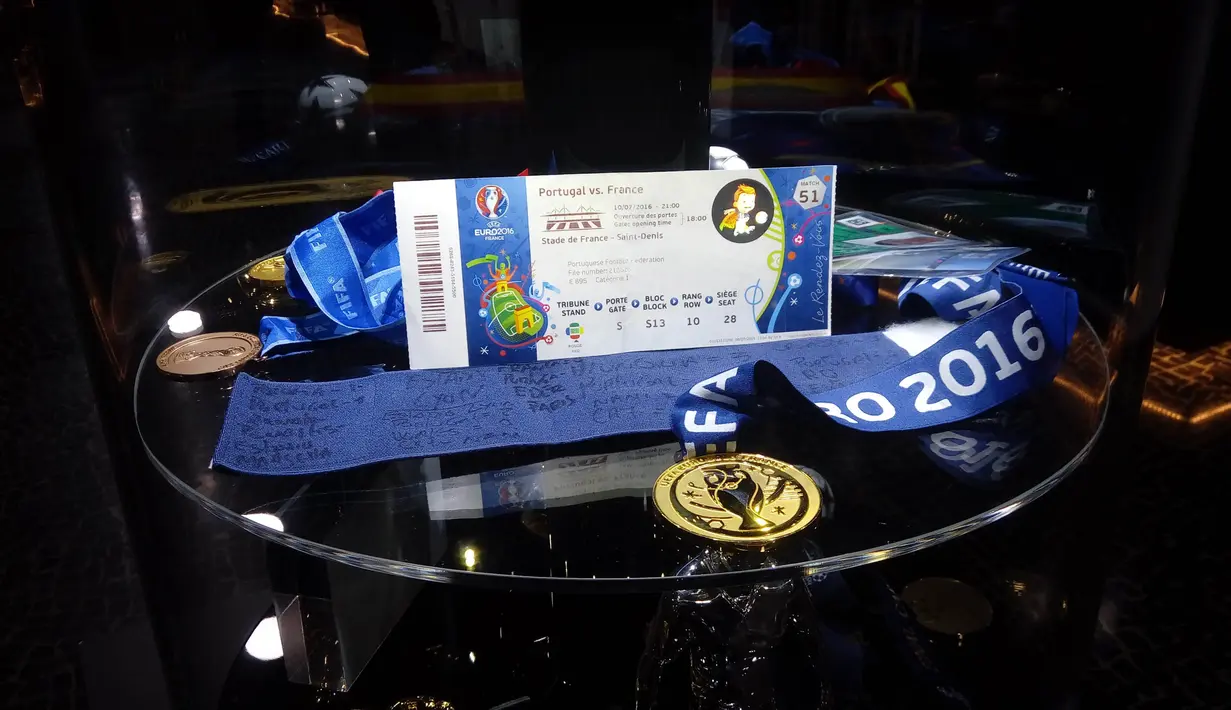 Tiket, ban kapten, dan medali emas milik Cristiano Ronaldo saat mengantar Portugal juara Euro 2016 di Museum CR 7. Museum ini terdapat di Kota Funchal, tempat Ronaldo lahir dan tunbuh besar. (Bola.com/Reza Khomaini)