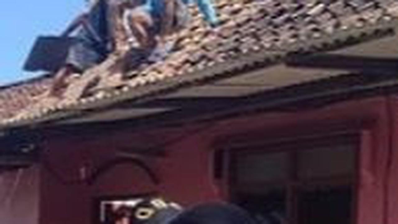Terdampak Gempa, Begini Kompaknya Warga Bantul Gotong-Royong Renovasi Rumah Bareng Aparat