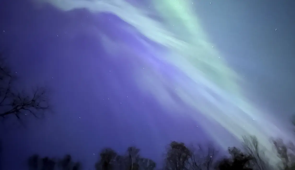 Aurora Borealis atau Cahaya Utara terlihat di Fredericton, Kanada pada Sabtu, 11 Mei 2024.  (Hina Alam /The Canadian Press via AP)