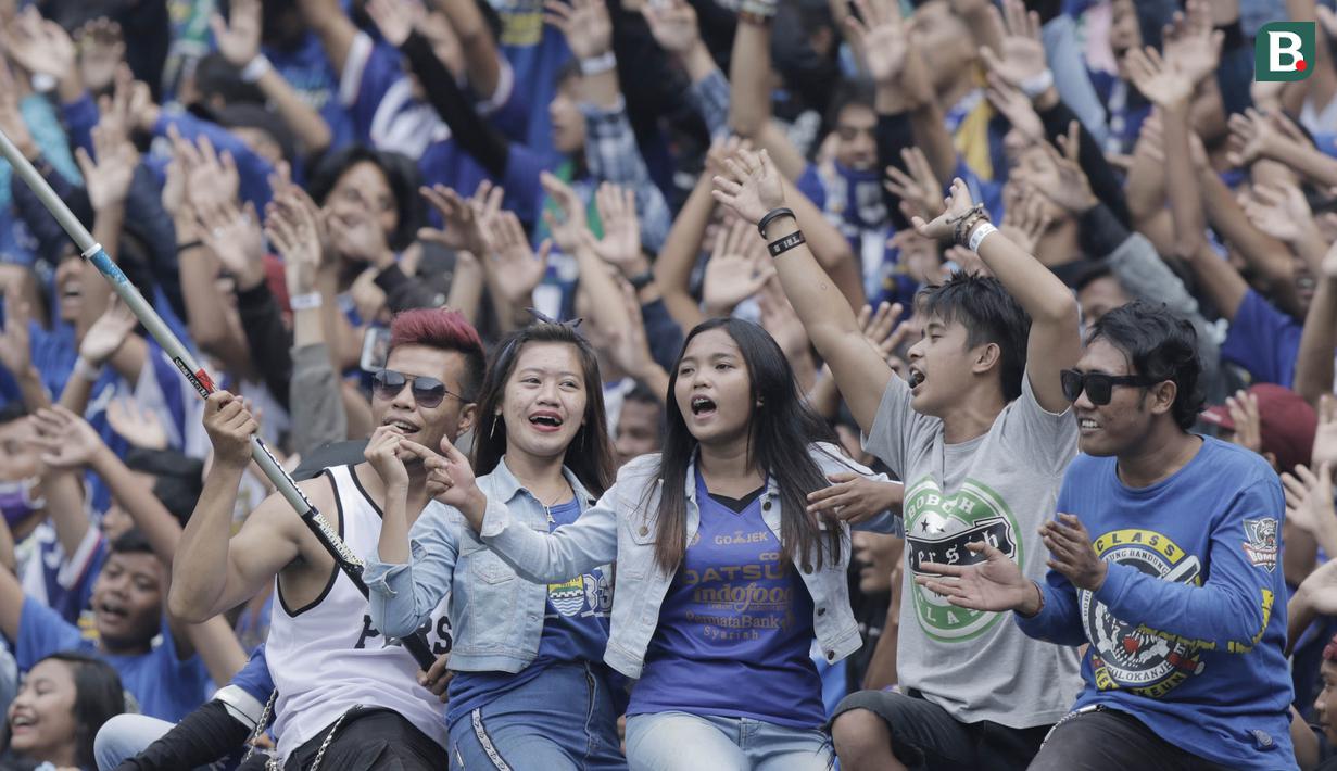 Bobotoh Persib saat pertandingan melawan Arema FC pada laga persahabatan di Stadion GBLA, Bandung, Minggu (18/3/2018). Persib menang 2-1 atas Arema. (Bola.com/M Iqbal Ichsan)