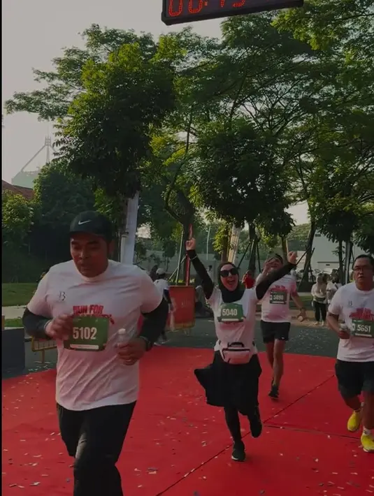 "Pengalaman pertama kali ikut Fun Run. Dan ternyata… Super Fun @runforhumanityofficial ! ✨ Lagiii yukkk @dhiniaminarti," tulis _irishbella_ sebagai caption video singkatnya. [Instagram/_irishbella_]