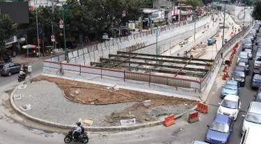 Pekerja menyelesaikan pembangunan Underpass Mampang di Jakarta, Senin (12/3). Proyek jalan bawah tanah sepanjang 855 meter yang direncanakan melewati dua jalan layang dan lampu merah perempatan Rasuna Said dan Mampang. (Liputan6.com/Immanuel Antonius)