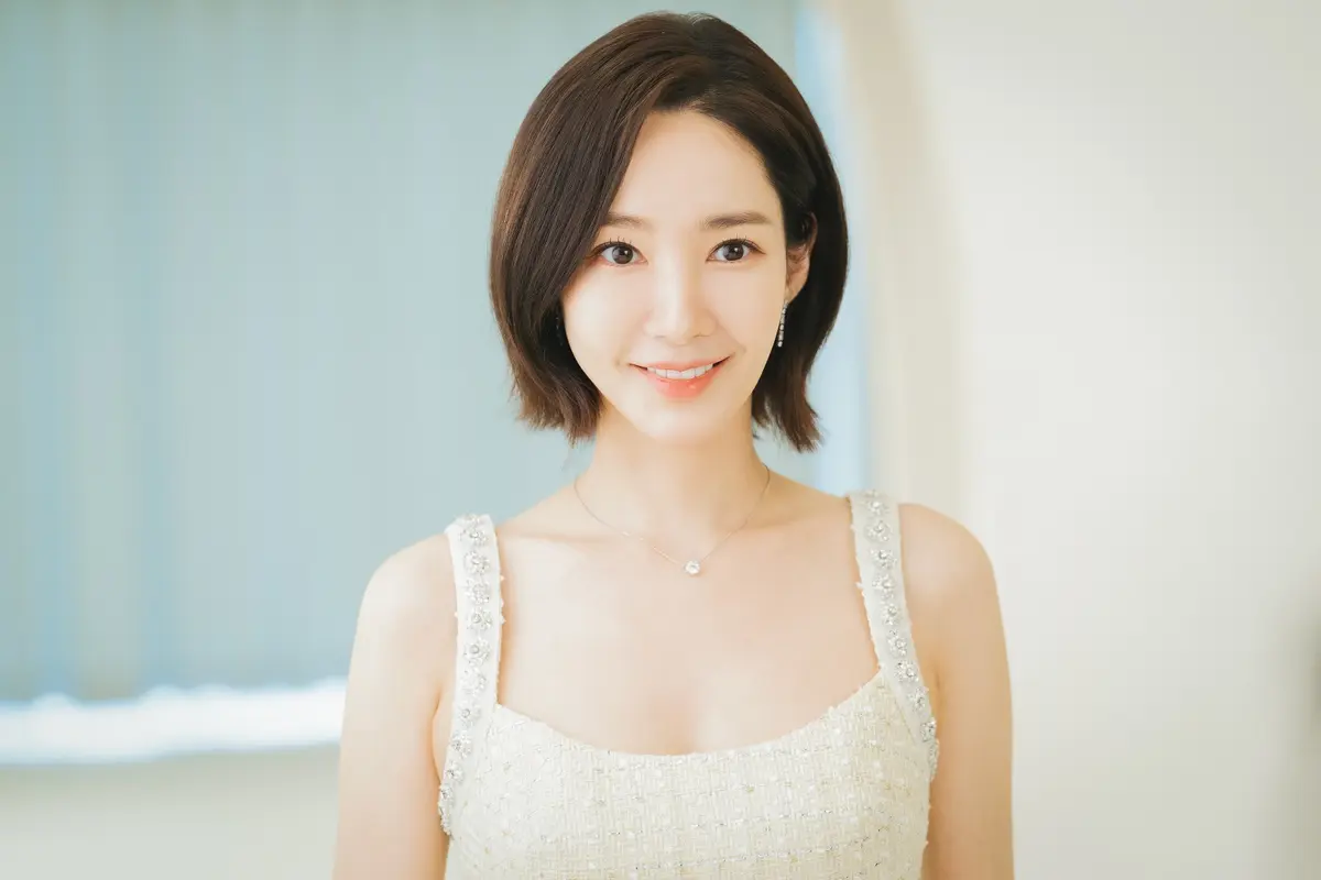 Park Min Young dalam serial Marry My Husband. [Foto: Prime Video]