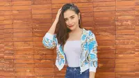 Tak hanya santai, padu padan jaket motif dengan top warna putih dan skinny jeans membuat lookmu makin terlihat stylish. (Instagram/prillylatuconsina96).