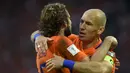 Arjen Robben (kanan) dan Daley Blind merayakan gol saat melawan Bulgaria pada laga grup A kualifikasi Piala Dunia 2018 di Amsterdam, (3/9/2017). Belanda menang 3-1. (AFP/John Thys)