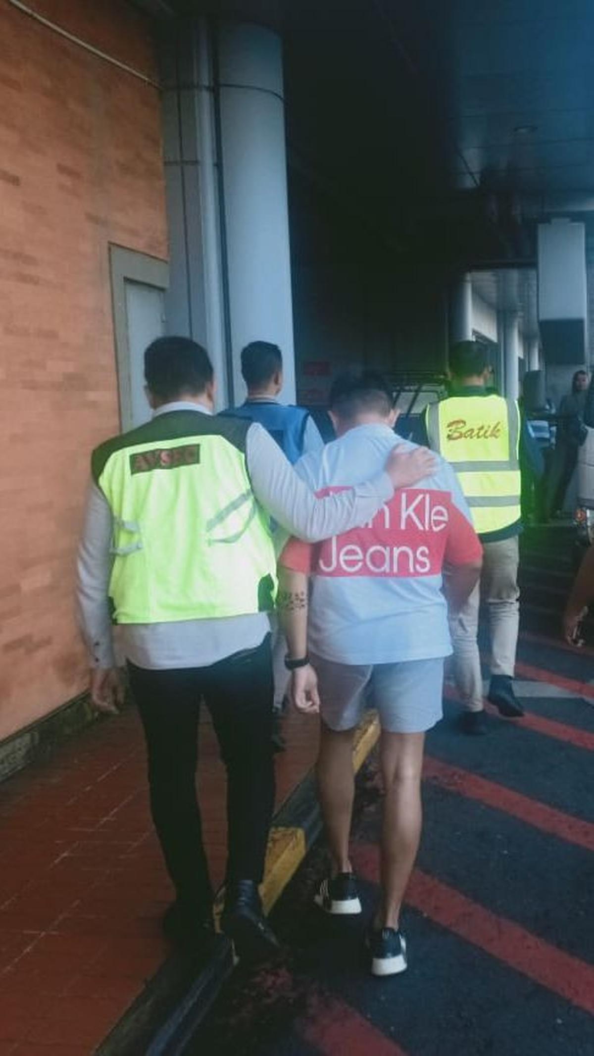 RY, Penumpang Super Jet Saat Digiring Petugas Avsec Usai Mengaku Bawa Bom