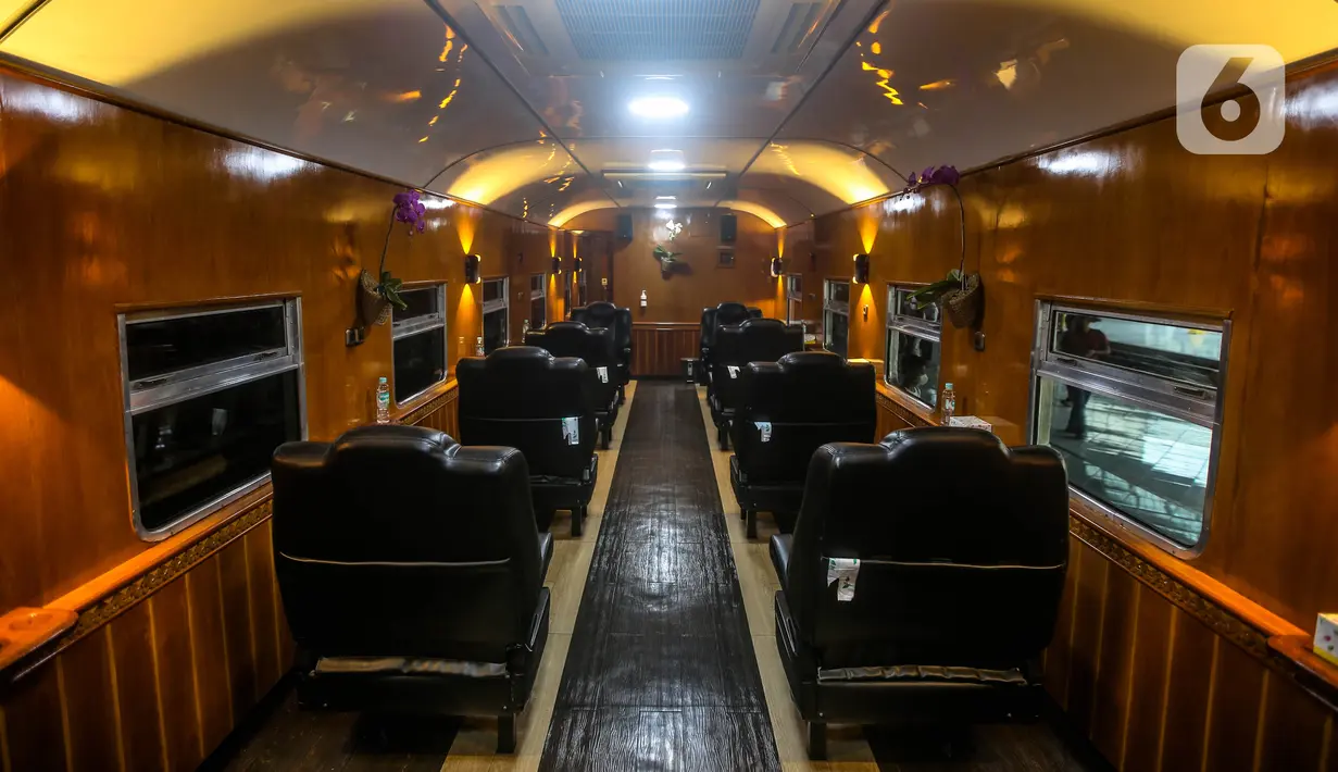 Interior kereta Djoko Kendil dalam kegiatan Kereta Bersejarah Menyapa di Stasiun Jakarta Kota, Rabu (17/8/2022). Selain untuk memperlihatkan kereta bersejarah yang beroperasi pada era kolonial Belanda di tahun 1925, kegiatan tersebut juga bertujuan untuk memperingati HUT ke-77 Kemerdekaan Republik Indonesia. (Liputan6.com/Faizal Fanani)