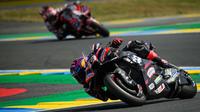 Pembalap Aprilia Racing asal Spanyol, Jorge Martin, menikung saat memimpin balapan Sprint Grand Prix Moto GP Prancis di Le Mans, Prancis barat laut, pada 9 Mei 2026. (Loic VENANCE/AFP)
