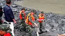 Petugas mencari korban di antara puing bebatuan usai longsor menerjang di Desa Xinmo, Sichuan, China, Sabtu (24/6). Longsor ini juga dikabarkan menutupi sungai sepanjang 2 kilometer. (AFP Photo/Str/China Out)