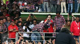 Cagub Nomor Urut 2 Ahok sedang memperbaiki mike sebelum Megawati Soekarnoputri memberikan pidato politik di ex golf driving range" Senayan, Jakarta, (4/2). (Liputan6/JohanTallo)