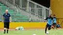 Pesepakbola klub Persipura Jayapura, Boaz Salossa (tengah) melakukan sesi latihan bersama timnas senior Indonesia di Stadion GBK, Jakarta, (12/11/2014). (Liputan6.com/Helmi Fithriansyah)