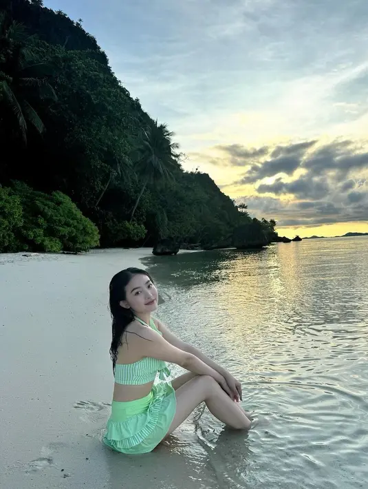 Natasha Wilona baru saja mengunggah keseruannya berlibur ke Raja Ampat. Lihat beberapa potret cantik naturalnya di sini. Di foto ini, Natasha Wilona tampak bermain di pantai mengenakan two pieces swimsuit berwarna hijau. [Foto: Instagram/natashawilona12]