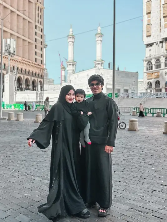 Kembali kompak dengan outfit berwarna hitam, kali ini Aurelie menampakkan wajahnya tanpa burqa. Ameena tetap menggemaskan dengan legging abu-abu yang memperlihatkan kaki mungilnya. Foto: Instagram.