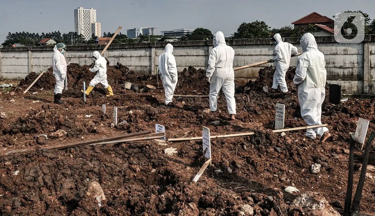 Petugas Sudin Pertamanan dan Hutan Kota Jakarta Utara mengenakan baju hazmat bersiap memakamkan jenazah pasien Covid-19 di TPU Rorotan, Jakarta, Minggu (28/3/2021). TPU Rorotan mulai difungsikan sebagai tempat pemakaman jenazah pasien Covid-19 ber-KTP DKI Jakarta. (merdeka.com/Iqbal S. Nugroho)