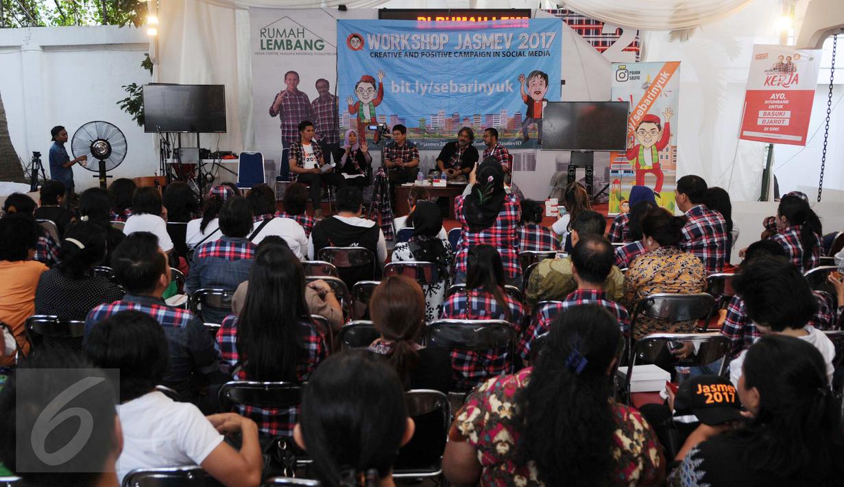  Suasana workshop di Rumah Lembang, Jakarta, Jumat (13/1). Relawan pendukung pasangan calon gubernur DKI Jakarta nomer 2 Ahok-Djarot mengadakan kegiatan workshop dan nonton bareng debat KPUD untuk Cagub Cawagub Jakarta. (Liputan6.com/Gempur M Surya)