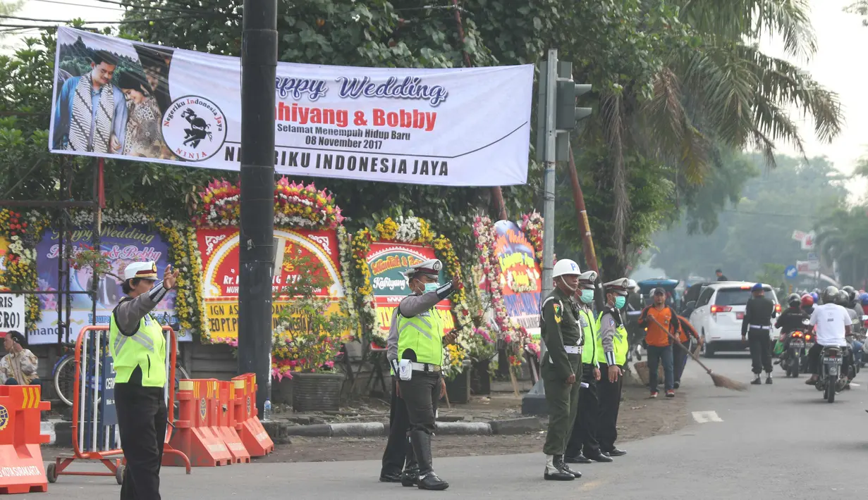 Petugas kepolisian melakukan pengalihan arus lalu lintas di Jalan Letjen Suprapto, Solo, Rabu (8/11). Selama pelaksanaan proses pernikahan Kahiyang Ayu dan Bobby Nasution, Polresta Solo telah mempersiapkan rekayasa lalu lintas. (Liputan6.com/Angga Yuniar)