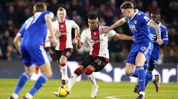 Gelandang Southampton, Carlos Alcaraz berebut bola dengan bek Leicester City Harry Souttar pada pekan ke-26 Liga Premier League Inggris di St. Mary's Stadium, Southampton, Minggu (5/3/2023) dini hari WIB. Tuan rumah berusaha untuk bangkit kembali dari kekalahan mengecewakan mereka di putaran kelima Piala FA. (Andrew Matthews/PA via AP)