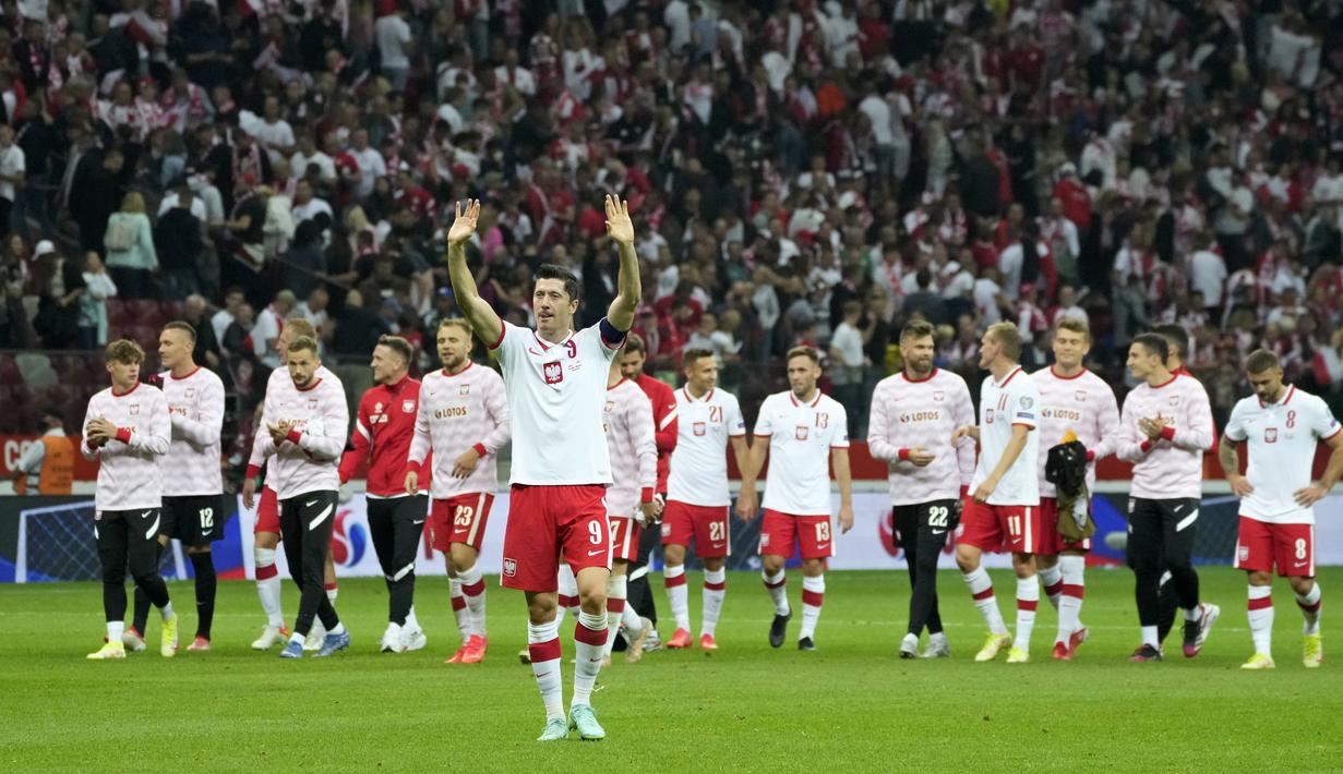 Penyerang Polandia, Robert Lewandowski dan rekan-rekannya menyapa suporter usai bertanding melawan Inggris pada kualifikasi grup I Piala Dunia 2022 di stadion Narodowy di Warsawa (9/9/2021).  Inggris bermain imbang dengan Polandia 1-1. (AP Photo/Czarek Sokolowski)