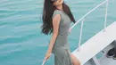 Fuji tampil cantik saat berlibur naik kapal. Di sini ia mengenakan dress kaus berwarna abu-abu yang simpel. [Foto: Instagram/fuji_an]