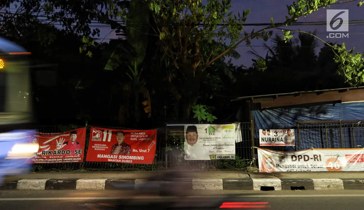 Spanduk-spanduk calon legislatif (caleg) terpampang di sepanjang Jalan Bintaro Permai, Jakarta, Kamis (3/1/2019). Memasuki tahun politik 2019, sejumlah caleg memasang spanduk untuk mempromosikan diri mereka. (Liputan6.com/JohanTallo)