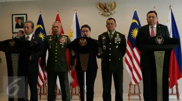 Menlu RI Retno Marsudi, Menlu Malaysia Dato' Sri Anifah Aman (kiri) & Menlu Filipina Jose Rene D. Almendras (kanan) memberi keterangan usai pertemuan membahas keamanan maritim antara ketiga negara, di Gedung Agung Yogyakarta, Kamis (5/5). (Boy Harjanto)