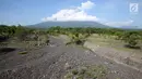 Suasana bekas jalur lahar letusan Gunung Agung 1963 di kawasan Kubu, Karangasem, Bali, Kamis (7/12). Letusan Gunung Agung pada tahun 1963 menyisakan berbagai material di kawasan tersebut, seperti batu dan pasir. (Liputan6.com/Immanuel Antonius)