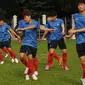 Jelang berlaga di kualifikasi Grup H Piala Asia 2016, timnas Korea Selatan U-23 melakukan latihan perdana di Lapangan C Senayan, Jakarta, (21/3/2015). Tampak, pemain timnas Korsel U-23 saat melakukan pemanasan. (Liputan6.com/Helmi Fithriansyah)