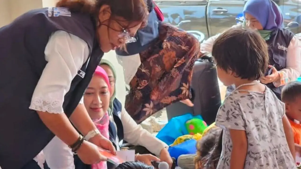 Dinas Sosial (Dinsos) DKI Jakarta memberikan bantuan psikososial (Layanan Dukungan Psikososial/LDP) bagi penyintas banjir di Rusun Embrio, Semper Barat, Cilincing.